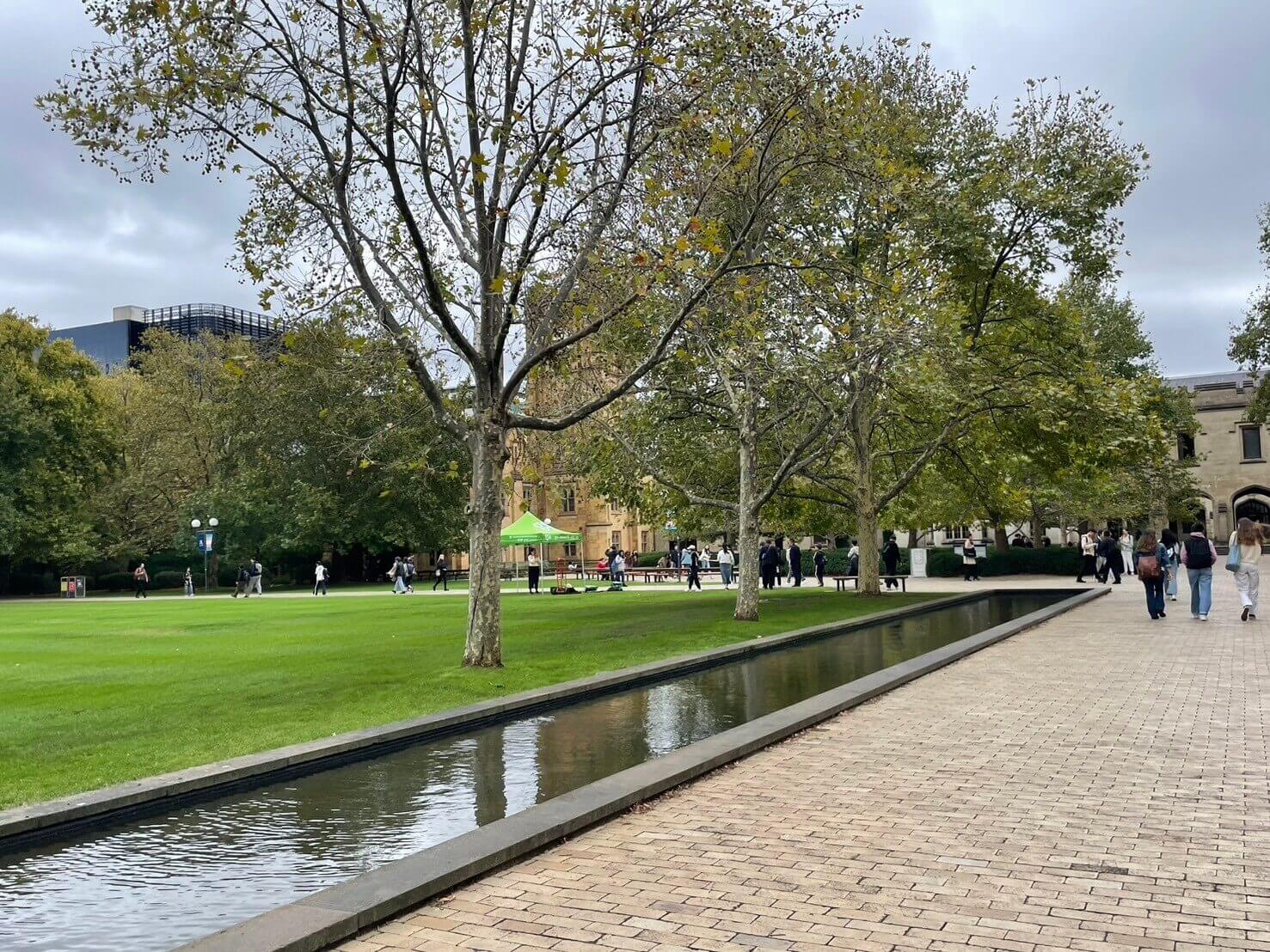 墨爾本大學校園綠地與水景步道