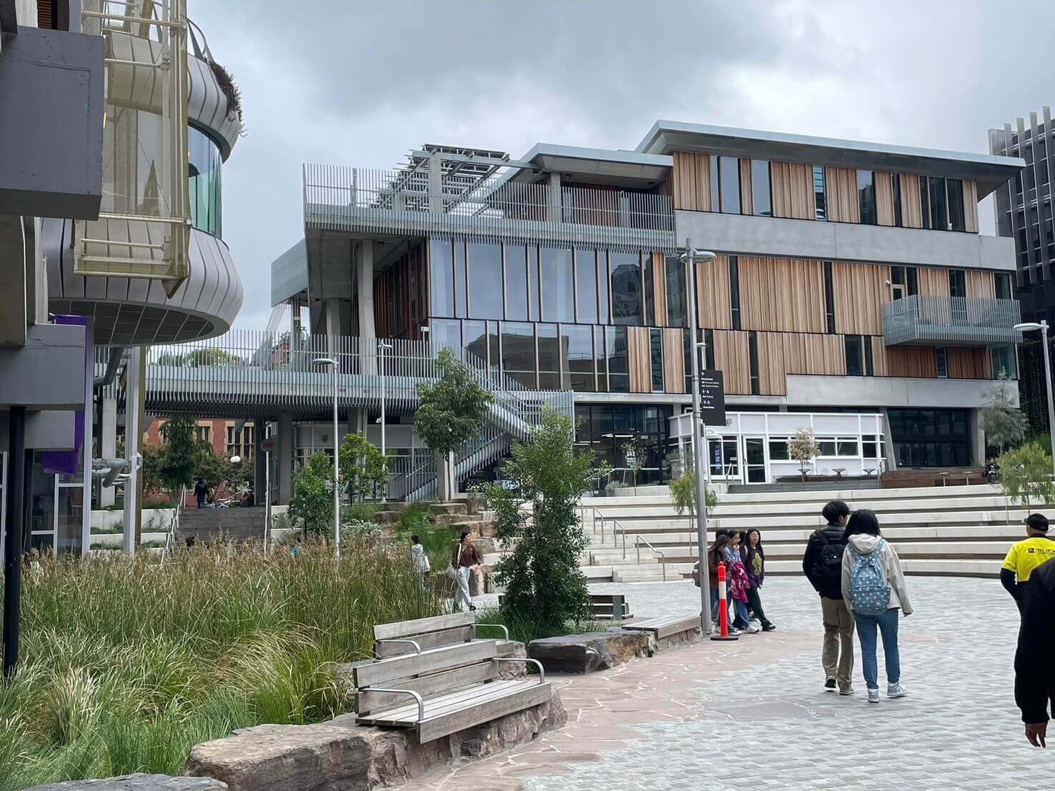 墨爾本大學現代校園建築與學生