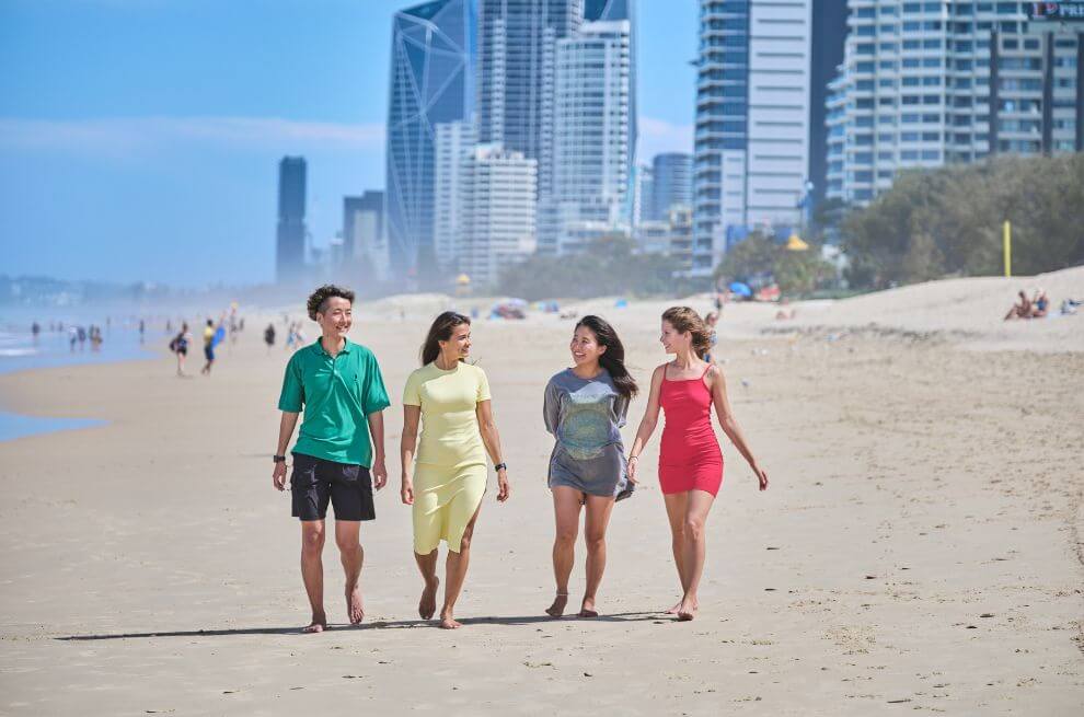 澳洲 Langports 黃金海岸校區 (Gold Coast) 走路五分鐘即達綿延數十公里乘的衝浪者天堂海岸線，和同學悠閒度過快樂午後。