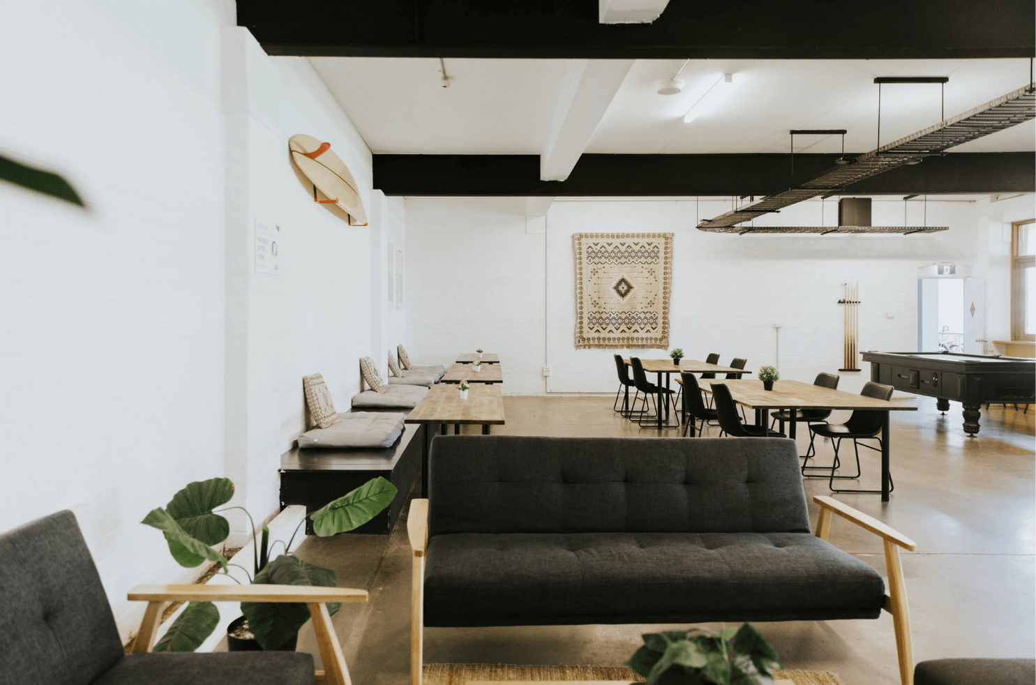 澳洲 Lexis English 拜倫灣 (Byron Bay) 校區專屬學生交誼廳：結合衝浪文化與度假氛圍的質感空間，讓遊學生在課後能輕鬆用英文與各國同學交流。