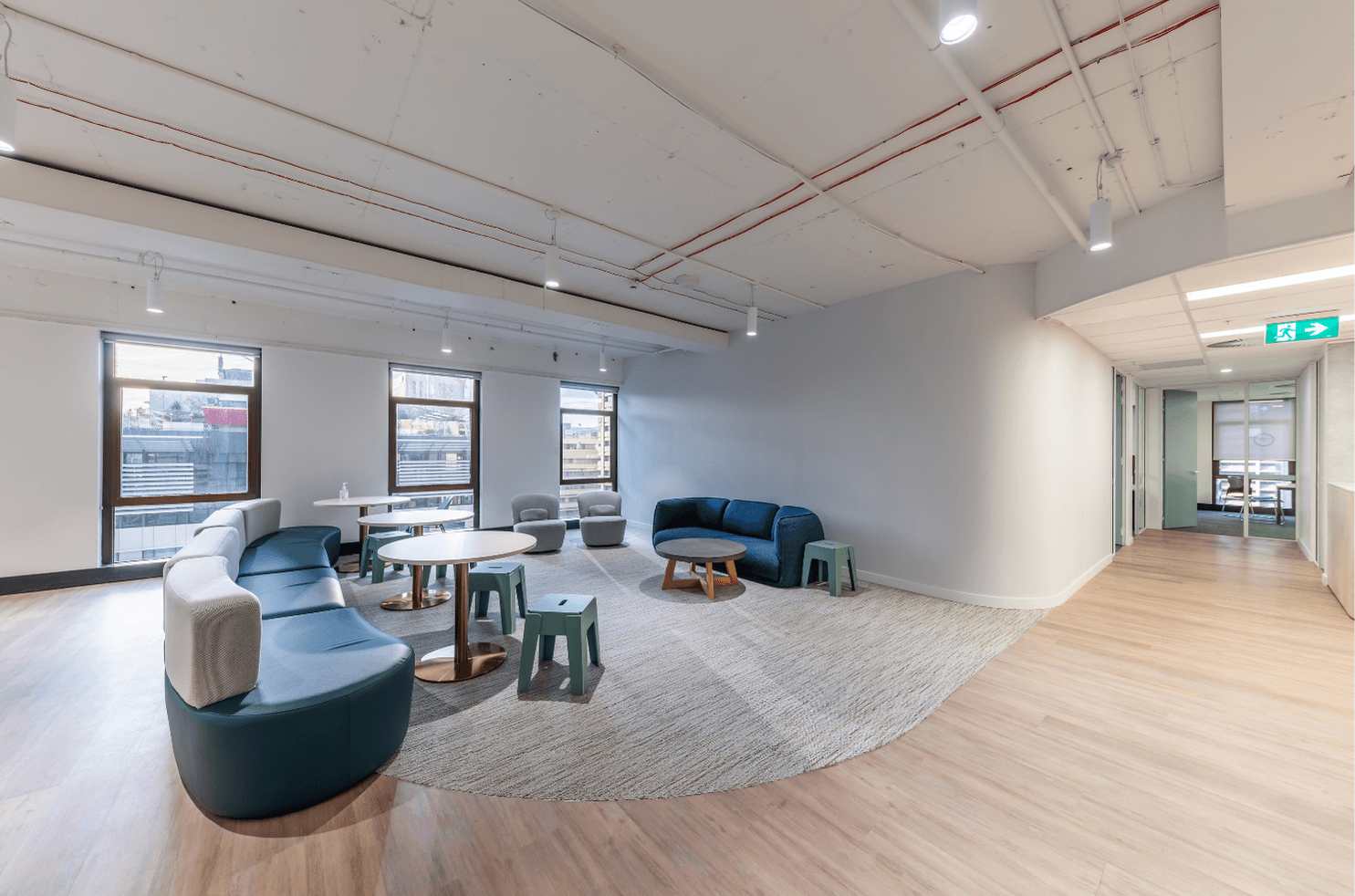 Lexis English 布里斯本 (Brisbane) 市中心校區明亮寬敞的學生交誼空間：提供高品質的現代化硬體設備，是打工度假背包客練習英文口說的最佳舒適環境。