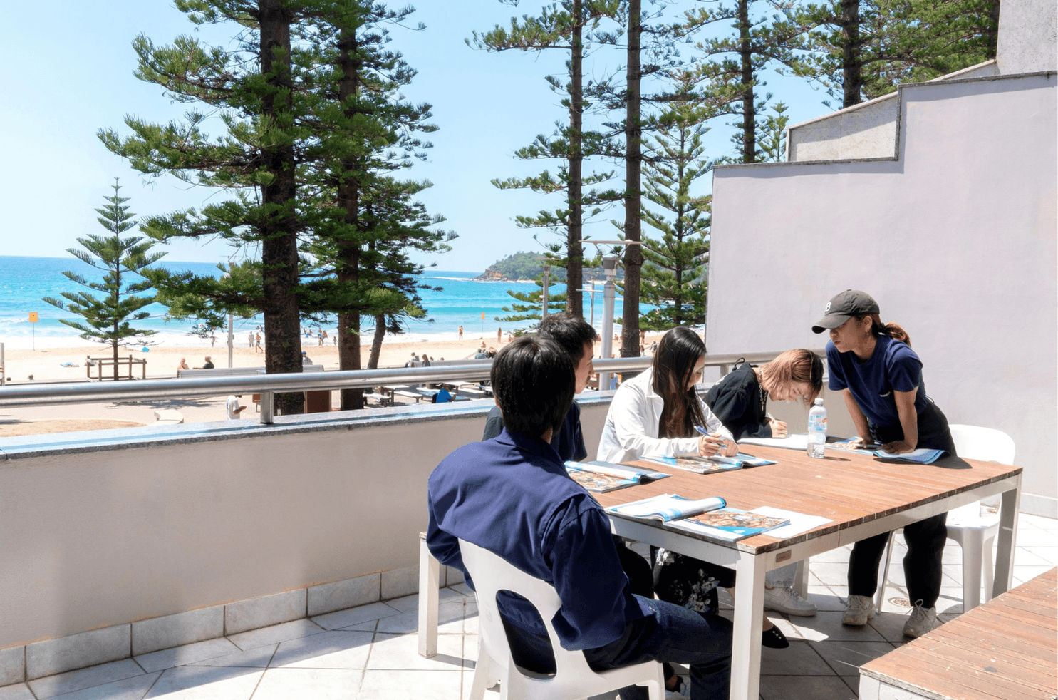澳洲無敵海景語言學校推薦：Lexis 雪梨曼利 (Sydney Manly) 校區，學生能在戶外海景露台一邊享受陽光沙灘，一邊體驗最道地的全英文沉浸式學習。