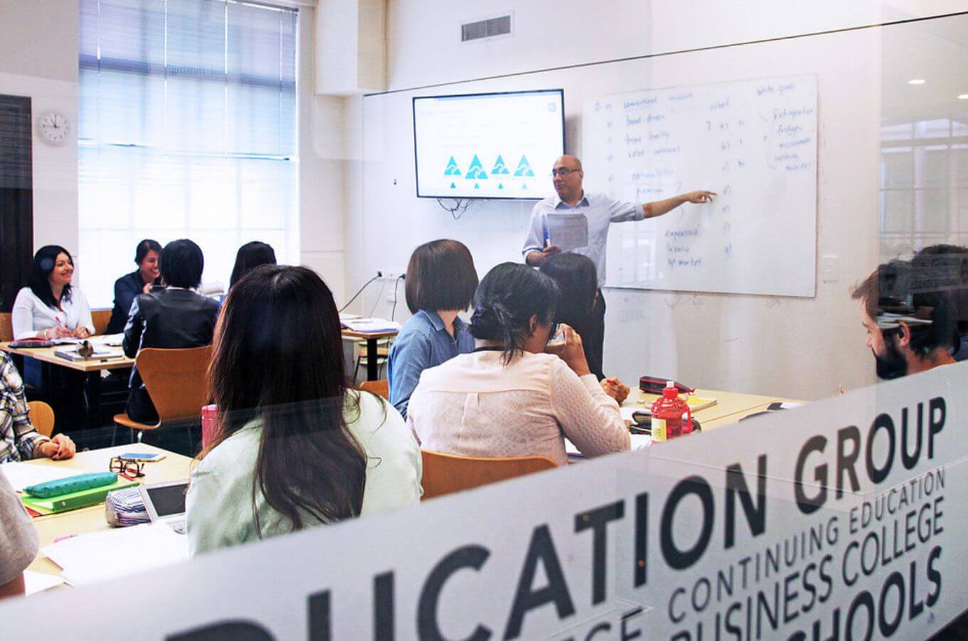 ILSC 語言學校大學選課制上課實況：專業師資搭配嚴格的只能說英文政策 (EOP)，透過高互動教學幫助學生克服口說恐懼，扎實提升英文實力。