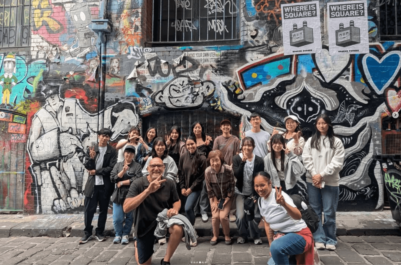 墨爾本遊學代辦首選：Discover English 學生漫步於墨爾本著名的霍希爾巷（Hosier Lane）塗鴉街，感受充滿文藝氣息的城市文化並拓展國際人脈。