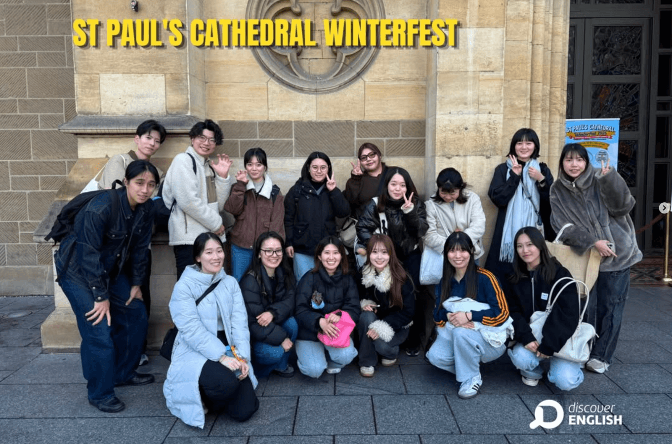 澳洲遊學生活體驗：Discover English 學生於墨爾本地標聖保羅大教堂（St Paul's Cathedral）前開心合影，豐富的課後社交活動幫助學生迅速融入當地、認識外國朋友。