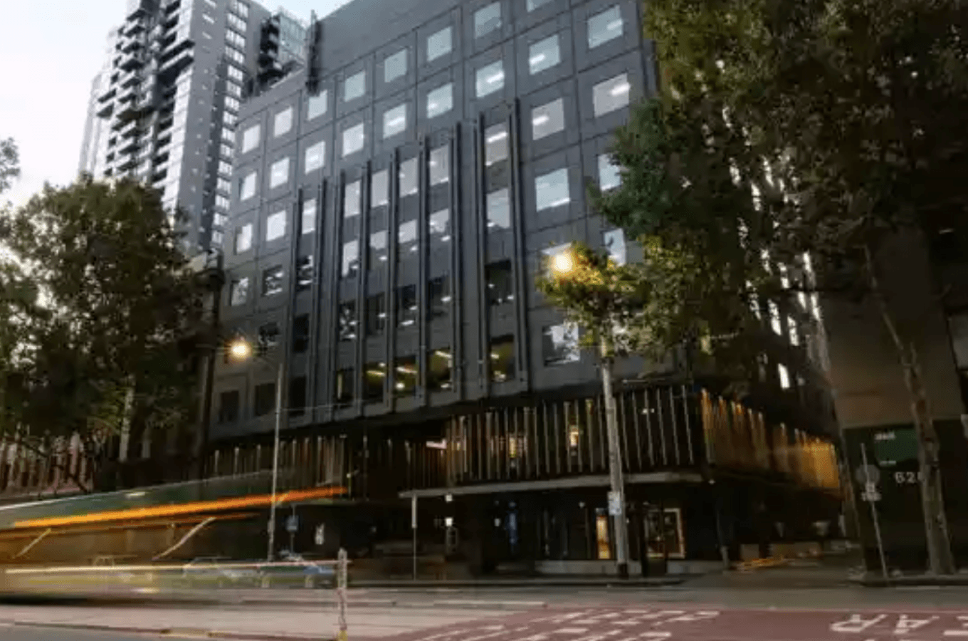 墨爾本語言學校推薦：Discover English 位於墨爾本市中心（CBD）的現代化教學大樓外觀，地理位置極佳，方便學生通勤與課後在市區打工度假。
