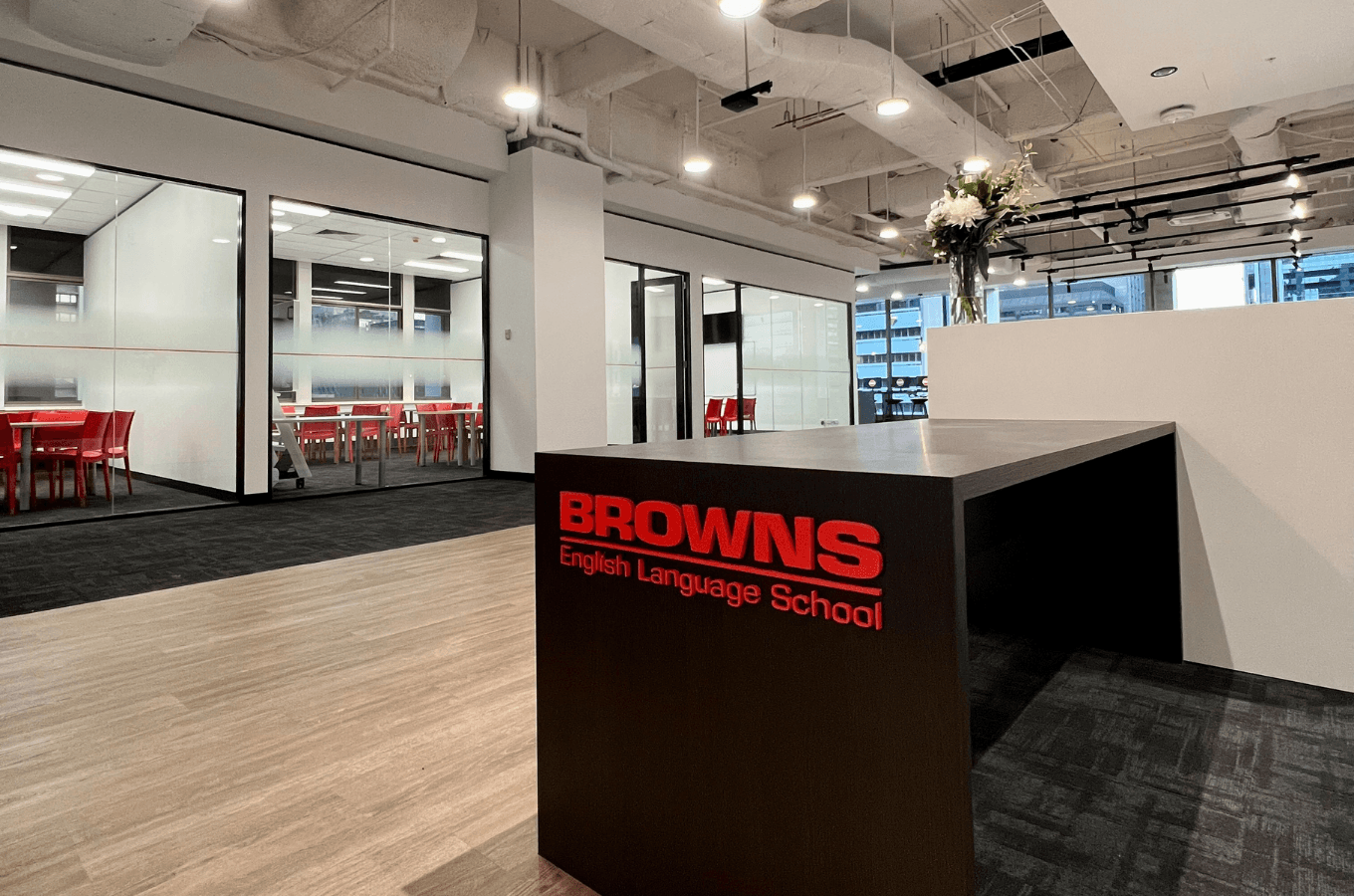 澳洲布里斯本語言學校推薦：BROWNS English Language School 現代化極具設計感的接待大廳，提供專業的在地學生服務與諮詢支援。
