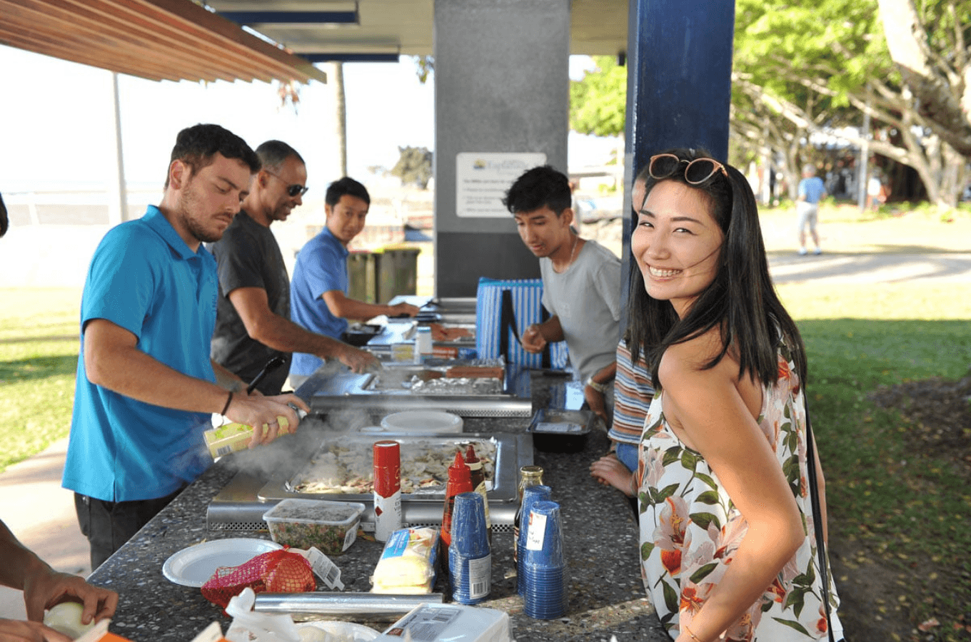 澳洲打工度假生活：CCEB 英語學院定期舉辦校外公園烤肉（BBQ）社交派對，透過輕鬆的戶外聚會拉近國際學生間的距離，迅速拓展海外人脈與結交異國摯友。