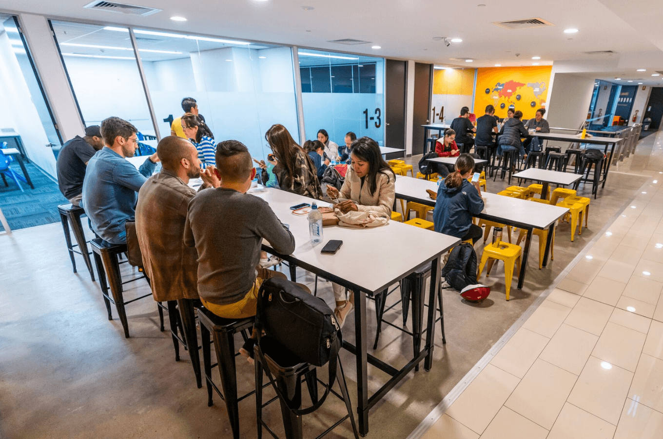 澳洲打工度假學英文：IH Brisbane - ALS 現代化且極具設計感的學生餐廳與交流空間，備有充足的長桌椅，是國際學生中午用餐、課後交流與拓展國際人脈的完美全英文社交場所。