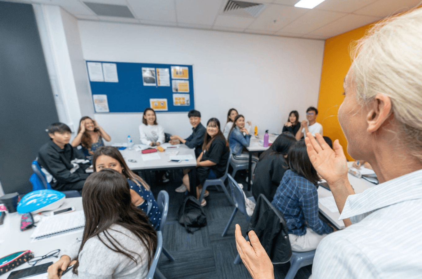 布里斯本語言學校推薦：IH Brisbane - ALS 互動式小班英語課程，專業外籍教師於白板前生動授課，引導國際學生共同討論交流，專為打工度假與遊學生打造敢說敢開口、無壓力的聽說學習環境。