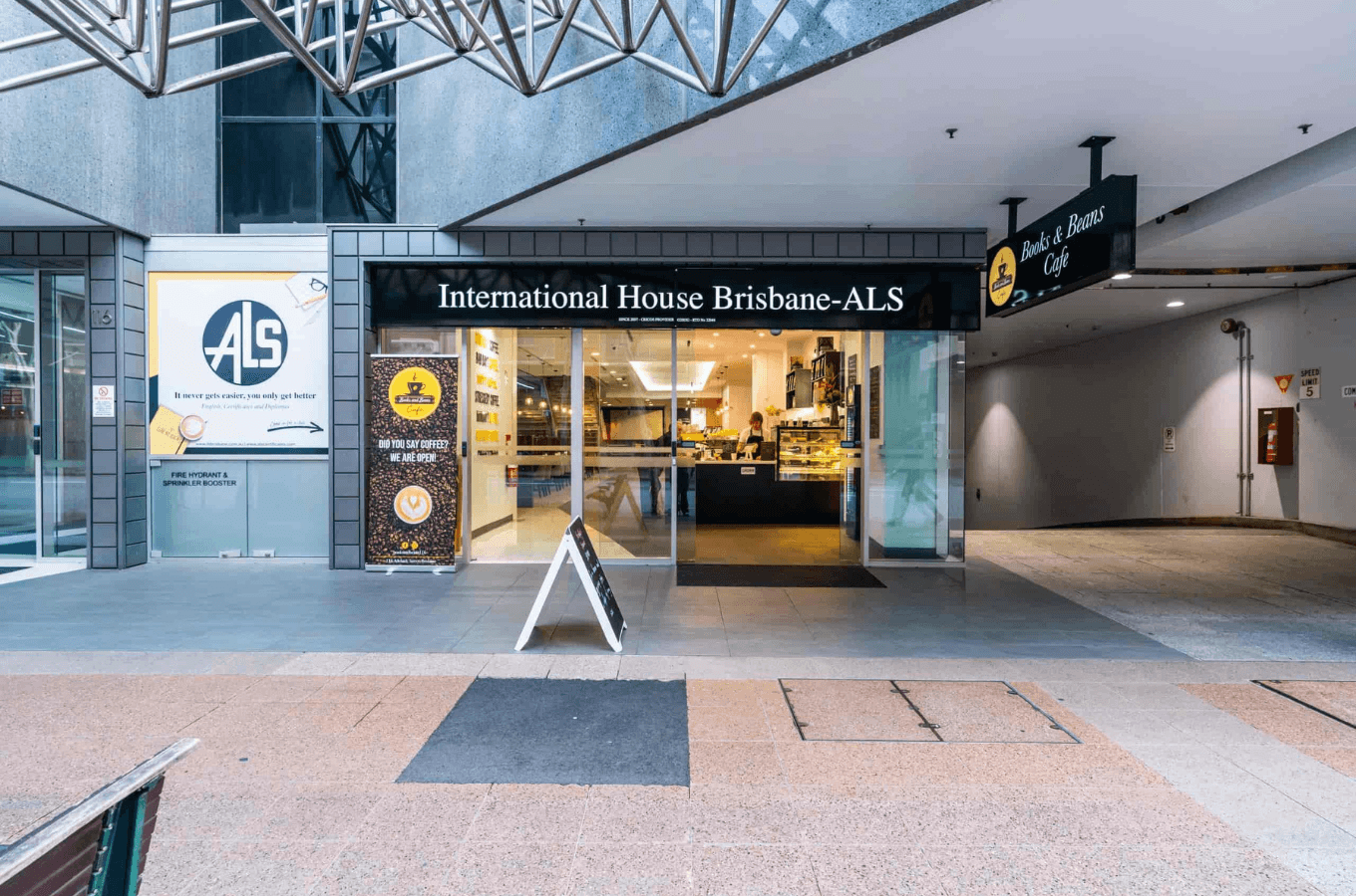 布里斯本遊學代辦首選：IH Brisbane - ALS 位於市中心熱鬧地段的校區大門與接待櫃檯外觀，便捷的地理位置方便遊學生通勤，並提供最親切的在地生活與課業諮詢服務。