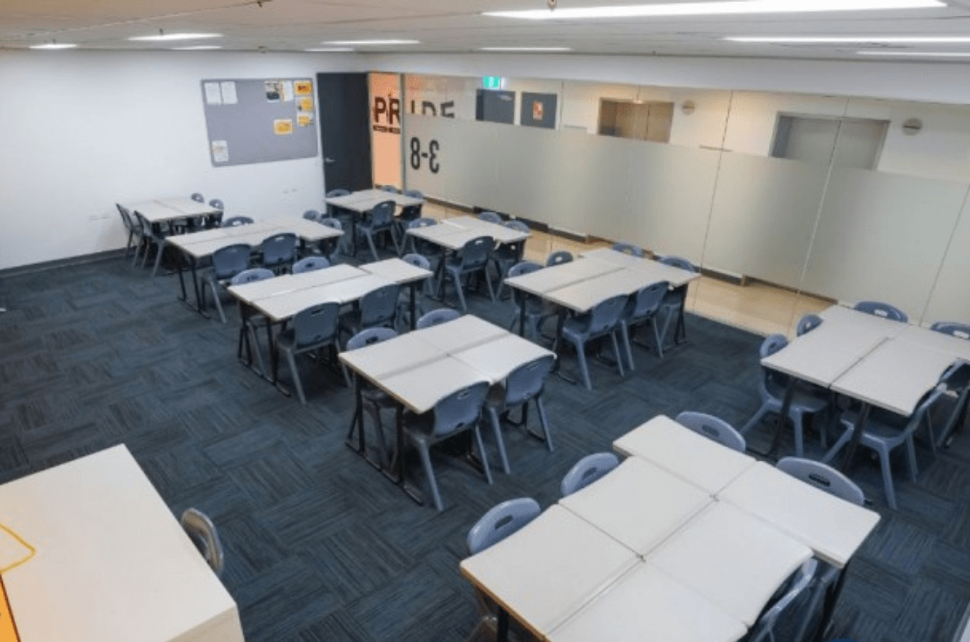 IH Brisbane - ALS 互動式小班英語教學教室：整齊的排座設計與明亮的室內照明，為學生打造專注、高效且無壓力的學習環境，精準拯救台灣學生害怕開口、擔心聽不懂的痛點。