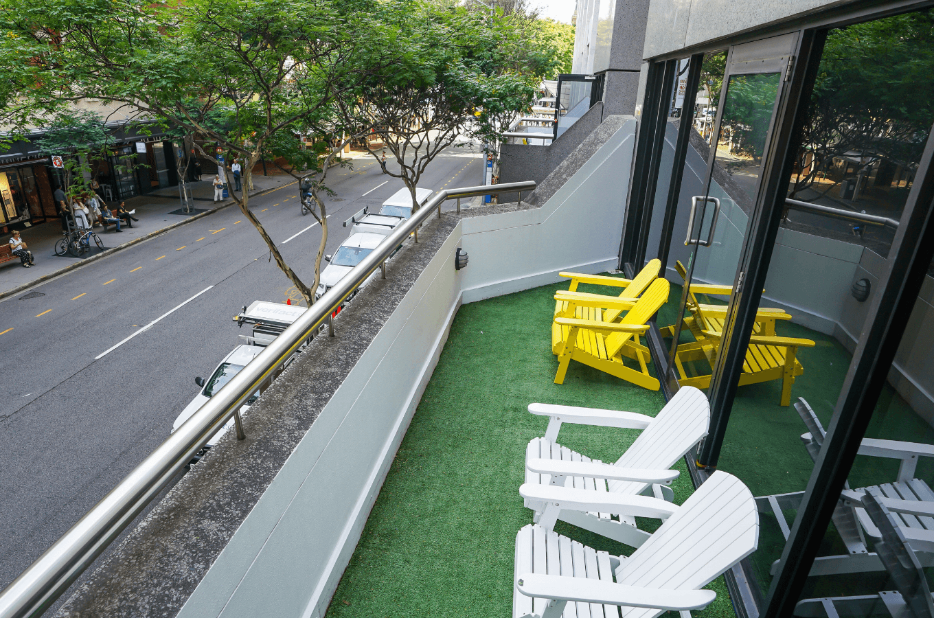 布里斯本語言學校推薦：IH Brisbane - ALS 設有舒適的戶外陽光露台，鋪設人工草皮並擺放休閒沙灘椅，讓遊學生與背包客能在課間放鬆、享受昆士蘭陽光並練習英文口說。