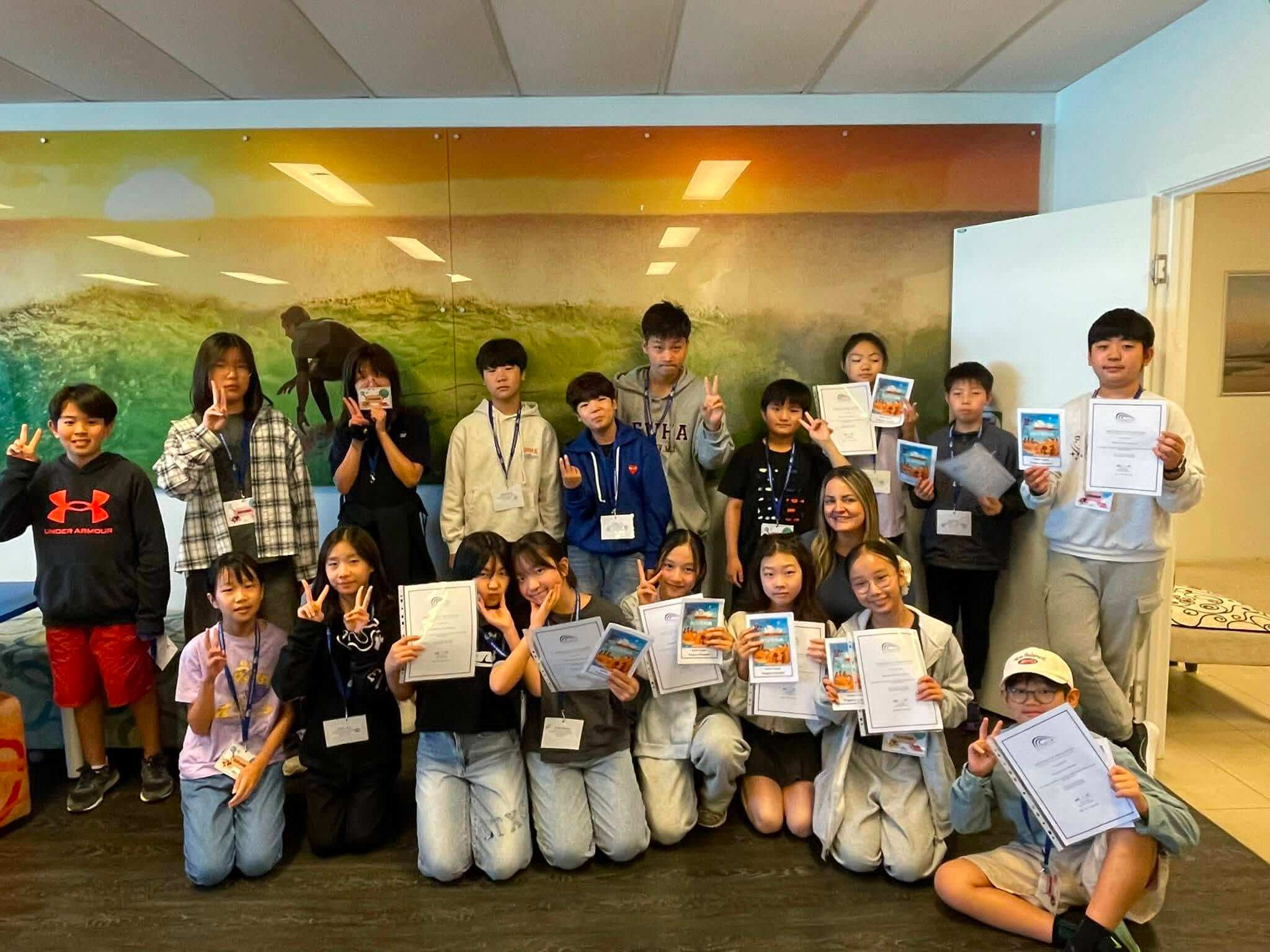 澳洲 Imagine Education 誼明教育遊學營結業典禮合照：來自世界各地的青少年學生與老師開心地展示結業證書。