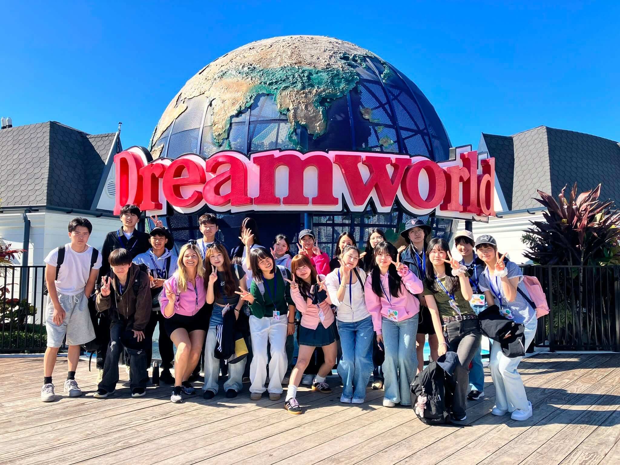 澳洲 Imagine Education 誼明教育黃金海岸遊學營學生戶外教學：學生於夢幻世界 Dreamworld 合影，結合英語學習與主題樂園體驗。