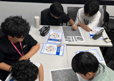 澳洲 Greenwich 格林威治英語學院現代化教室小班教學：學生專注進行分組討論與學習，享受高關注度的語言指導