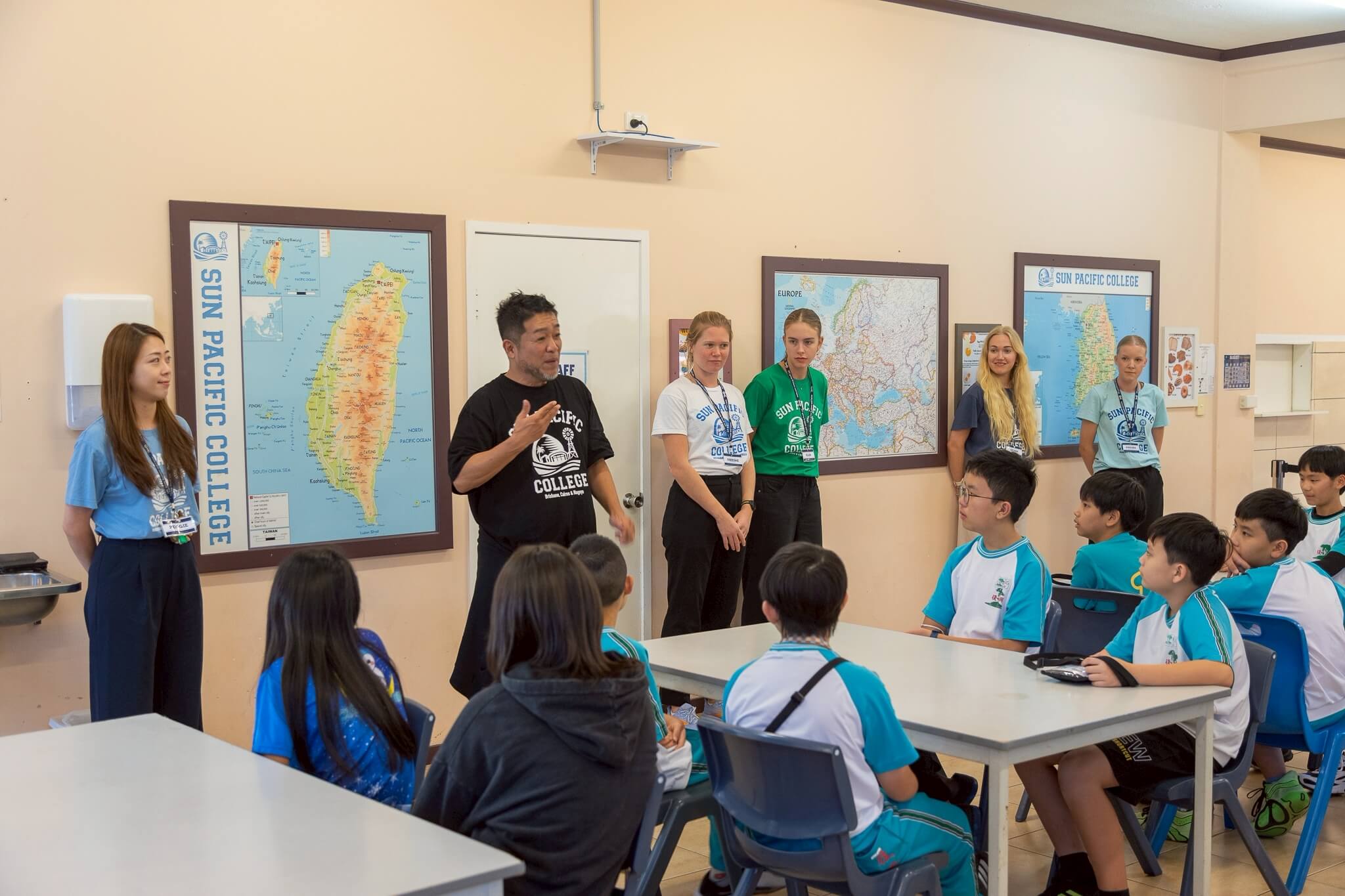 澳洲 Sun Pacific College (SPC) 凱恩斯校園文化交流展示：學生進行專題發表與文化分享，在沉浸式全英文環境中建立表達自信