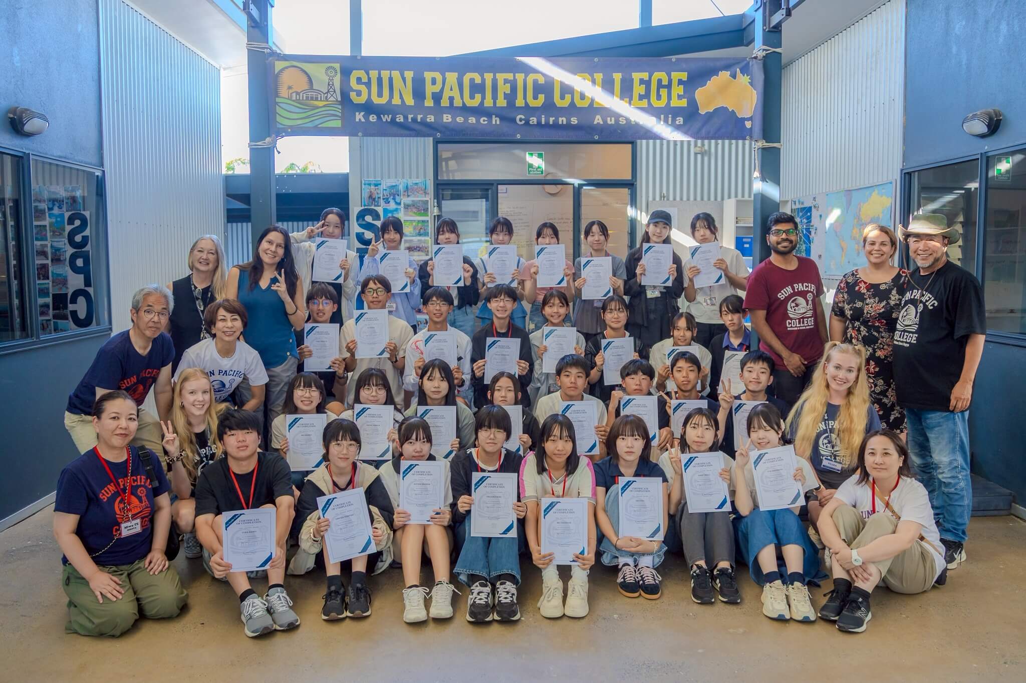 澳洲 Sun Pacific College (SPC) 凱恩斯遊學營師生大合照：來自各國的青少年學員與外籍教師齊聚校園，展現熱情溫馨且多元國際化的學習團隊