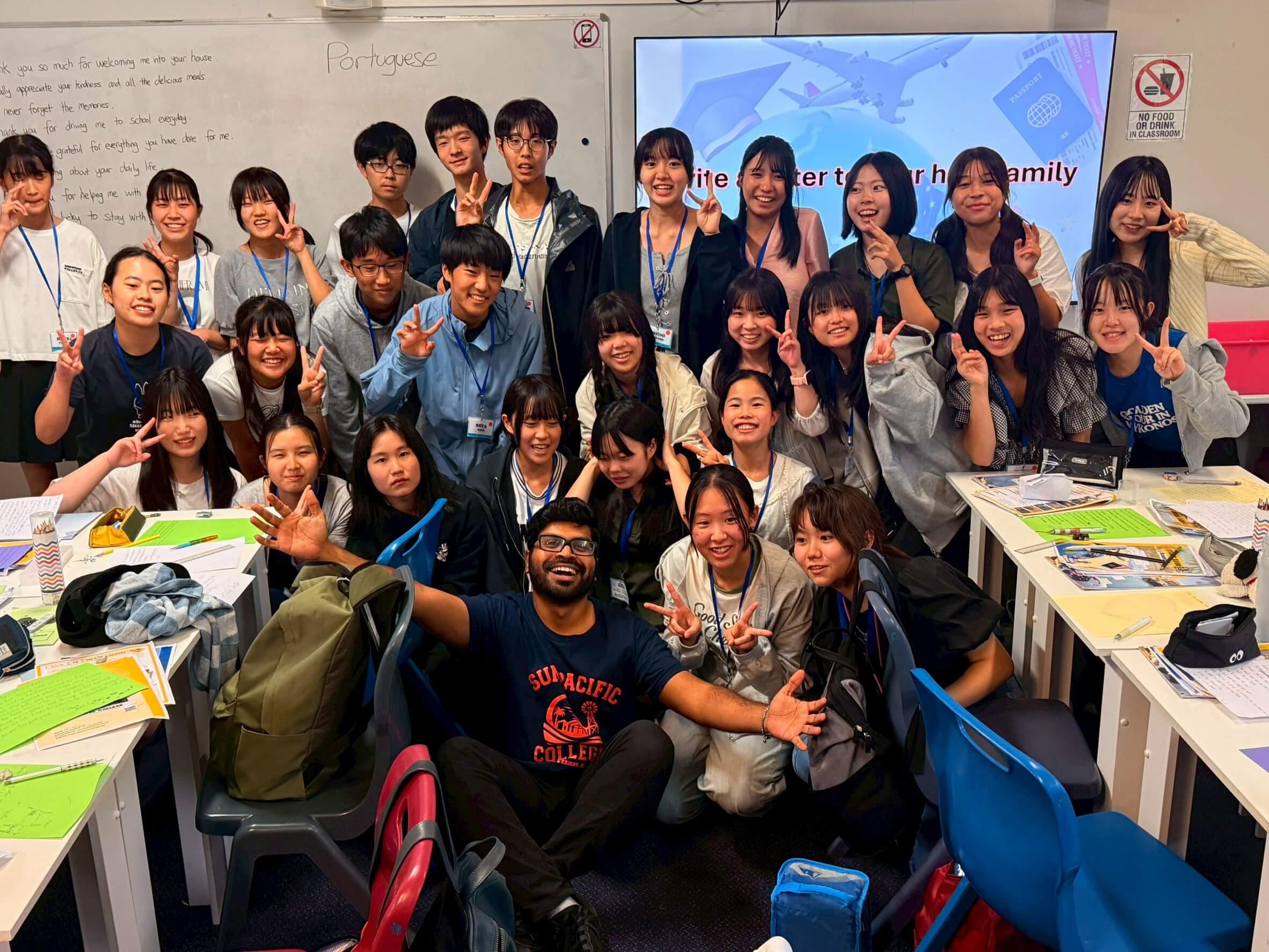 澳洲 Sun Pacific College (SPC) 凱恩斯青少年夏冬令營課堂合照：小班制教學環境中，學生與老師開心合影，記錄活潑互動的英語學習點滴