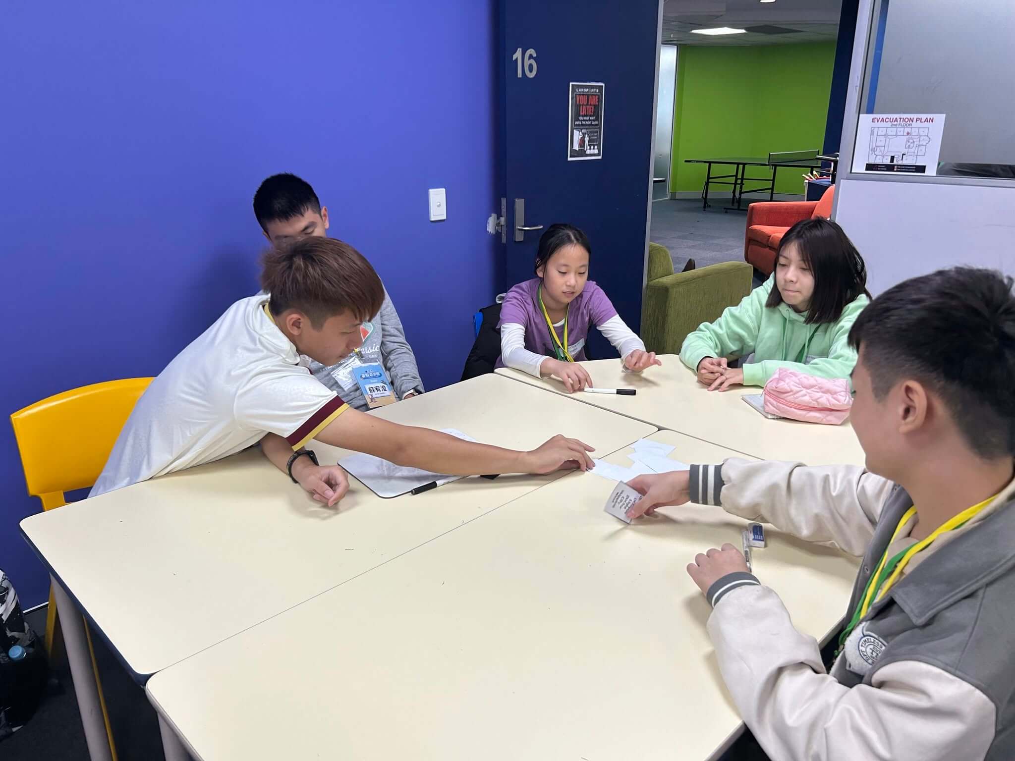 澳洲 Langports 藍寶石英語學院分組桌遊互動課程：學生透過活潑趣味的桌遊進行全英文對話練習，自然提升聽說自信