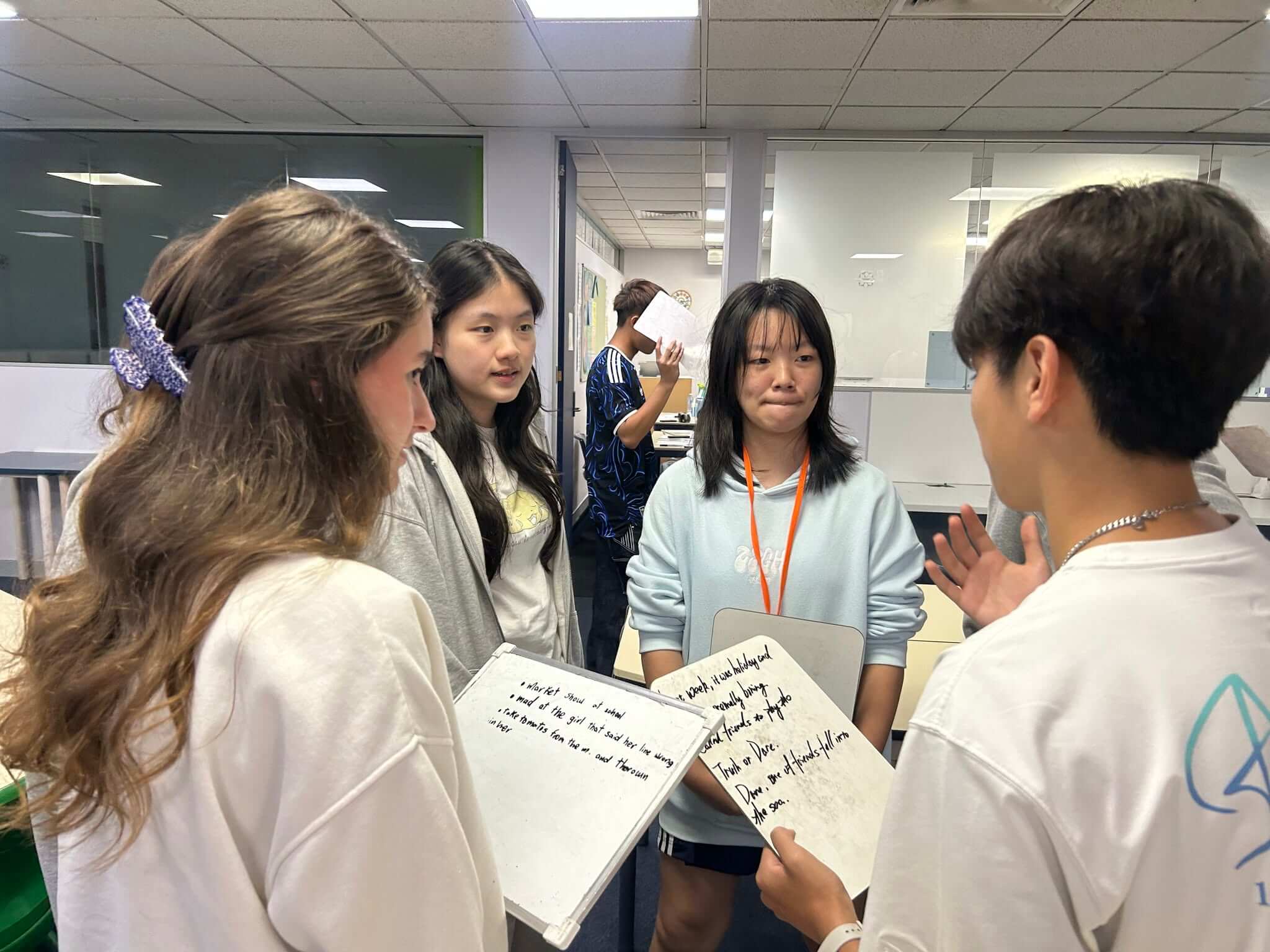 澳洲 Langports 藍寶石英語學院口語會話實操訓練：各國學員在課堂中手持教材進行面對面小組討論，落實溝通與應用為導向的教學風格