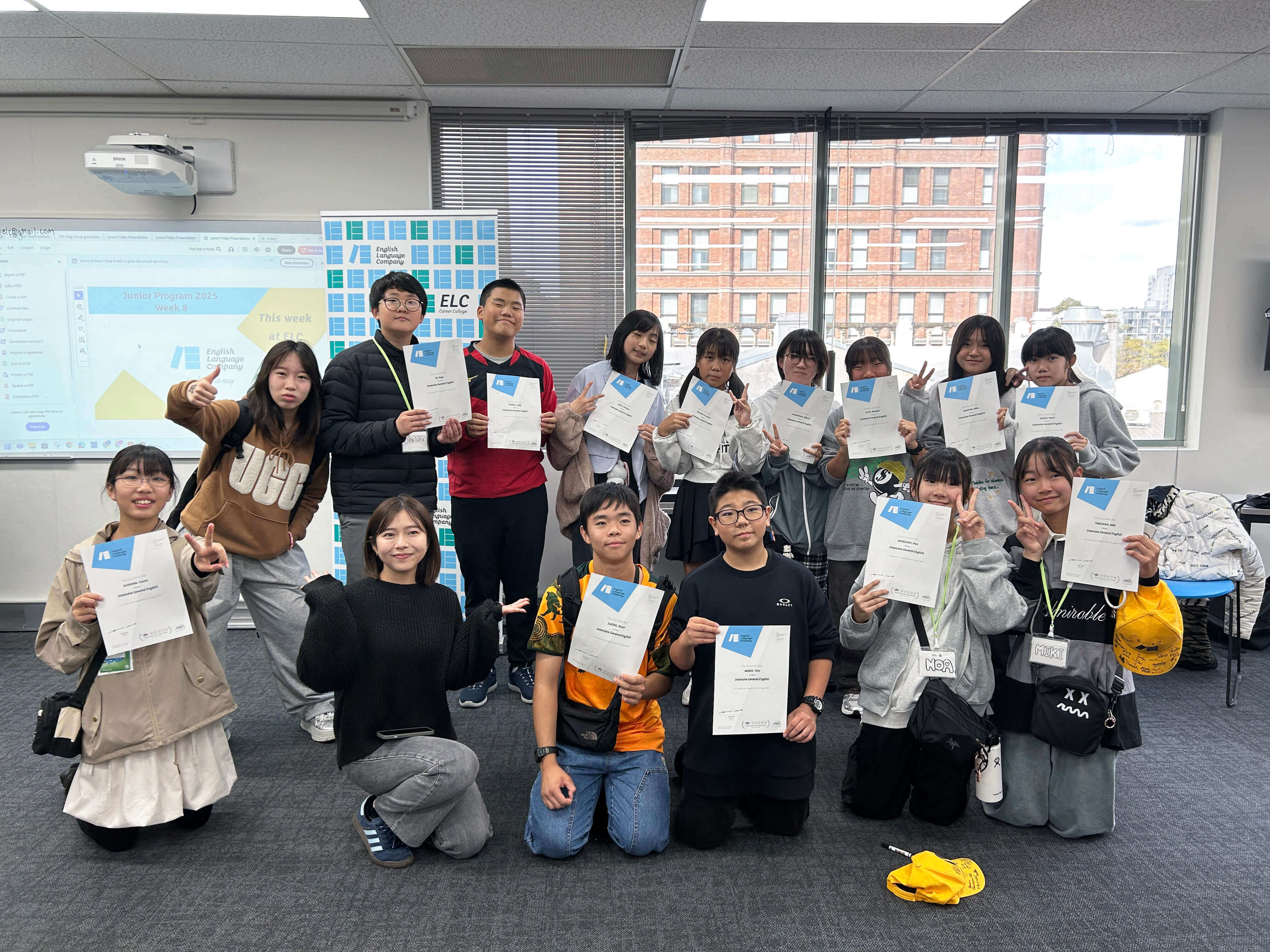 澳洲 ELC 英語學院青少年遊學營結業典禮合影：學員開心展示 ELC 結業證書，記錄在雪梨遊學期間的口語突破與學習成就
