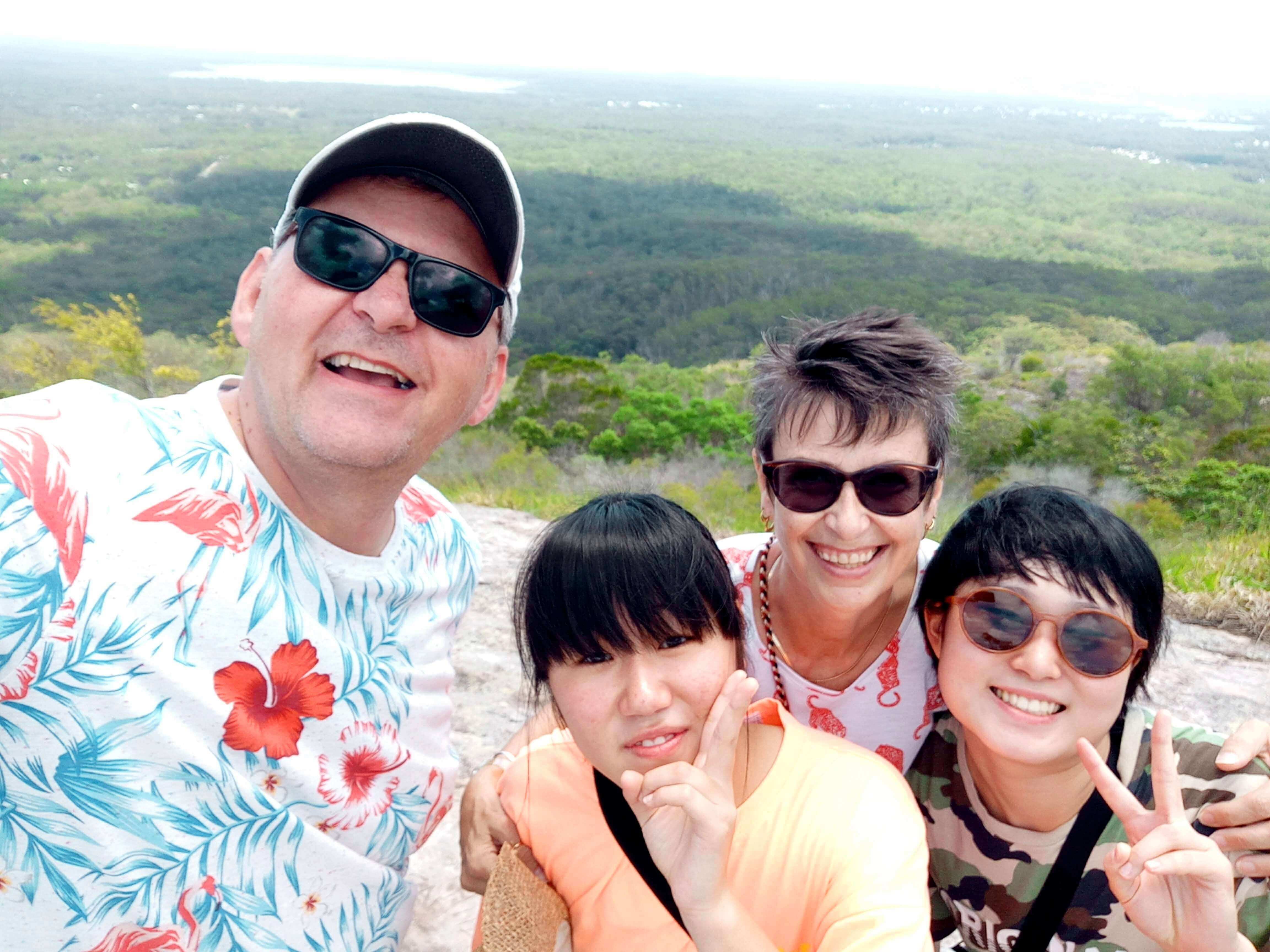 澳洲 Lexis Juniors 嚴選寄宿家庭（Homestay）生活合影：學生與熱情的寄宿家庭成員開心合照，體驗最道地的澳洲本土生活與全英文交流