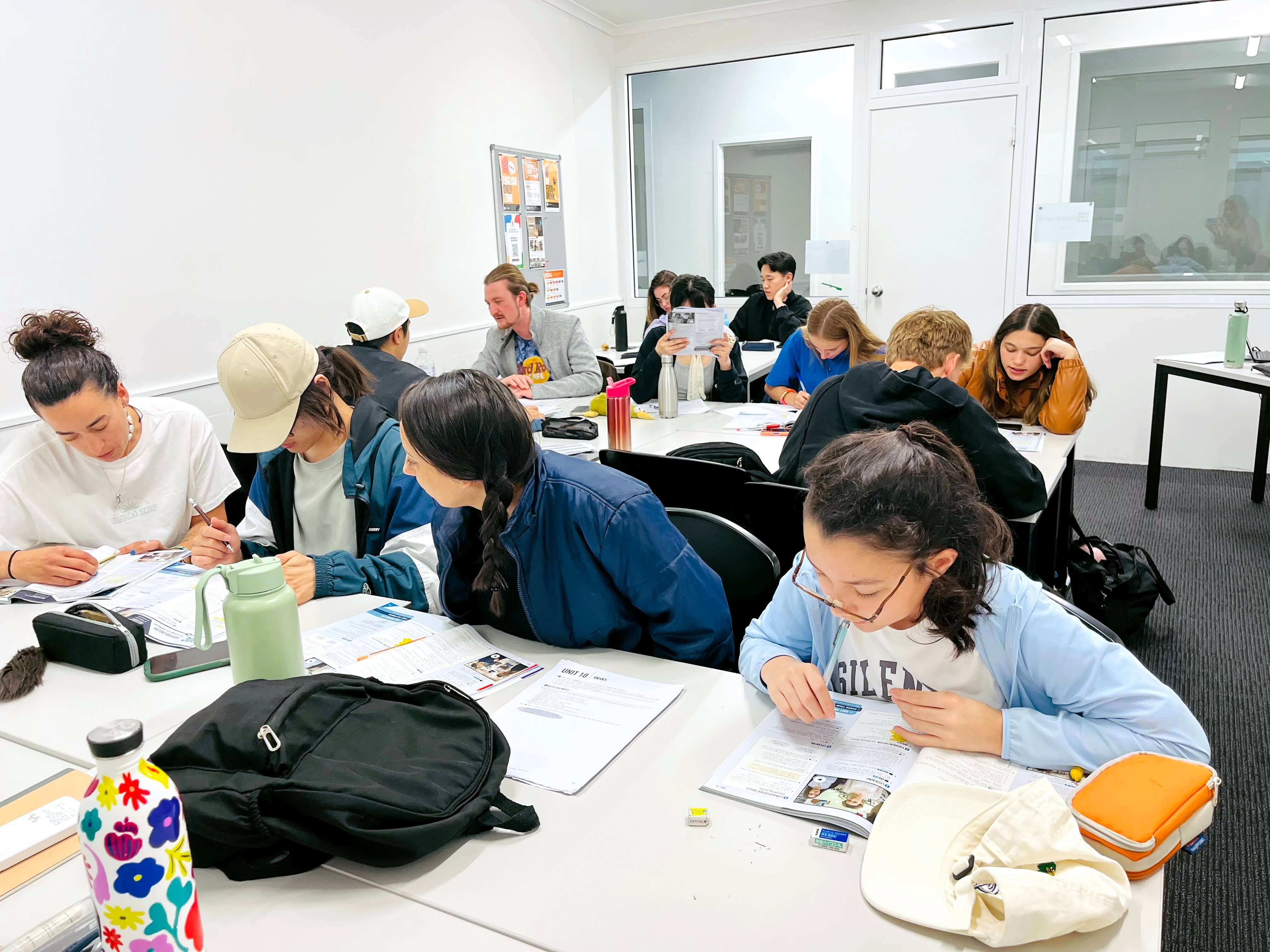 澳洲 Lexis Juniors 青少年高關注度小班教學：學生於課堂中專注研讀與進行專案討論，享有良好的沉浸式學習氛圍